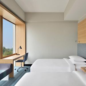	 2 Twin or Single Beds City View Aloft Room